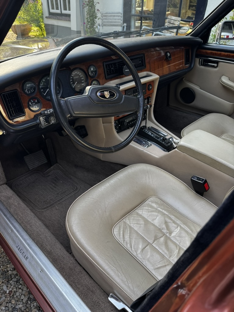 Voorstoelen in licht beige Vanden Plas leder