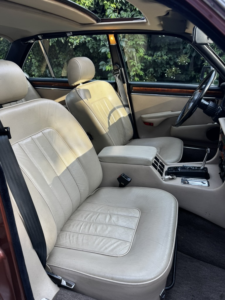 Interieur met open schuifdak en beige leder