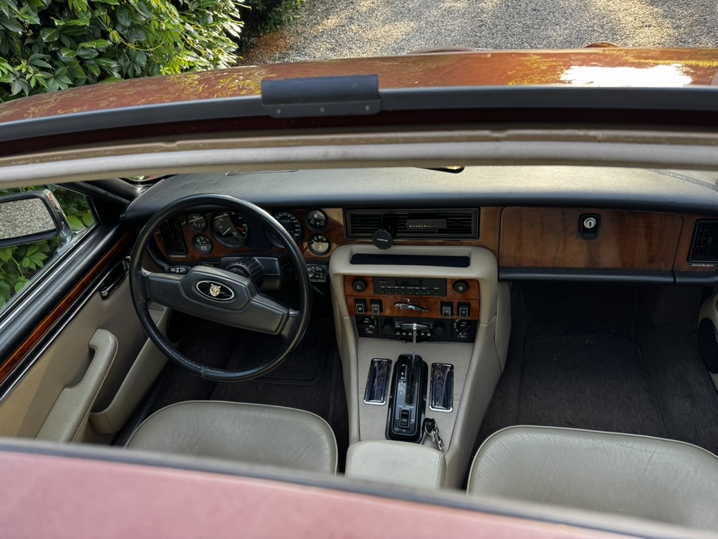 Dashboard met notenhouten fineer en Jaguar-stuur