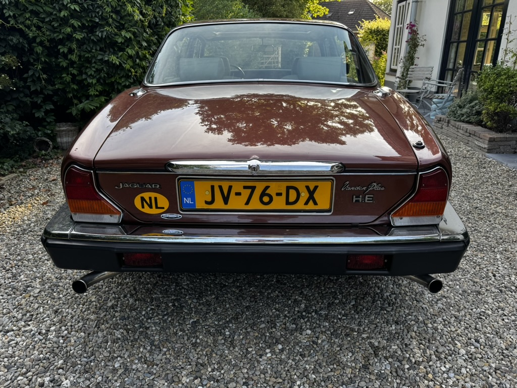 Achteraanzicht met Vanden Plas H.E. embleem en Nederlands kenteken
